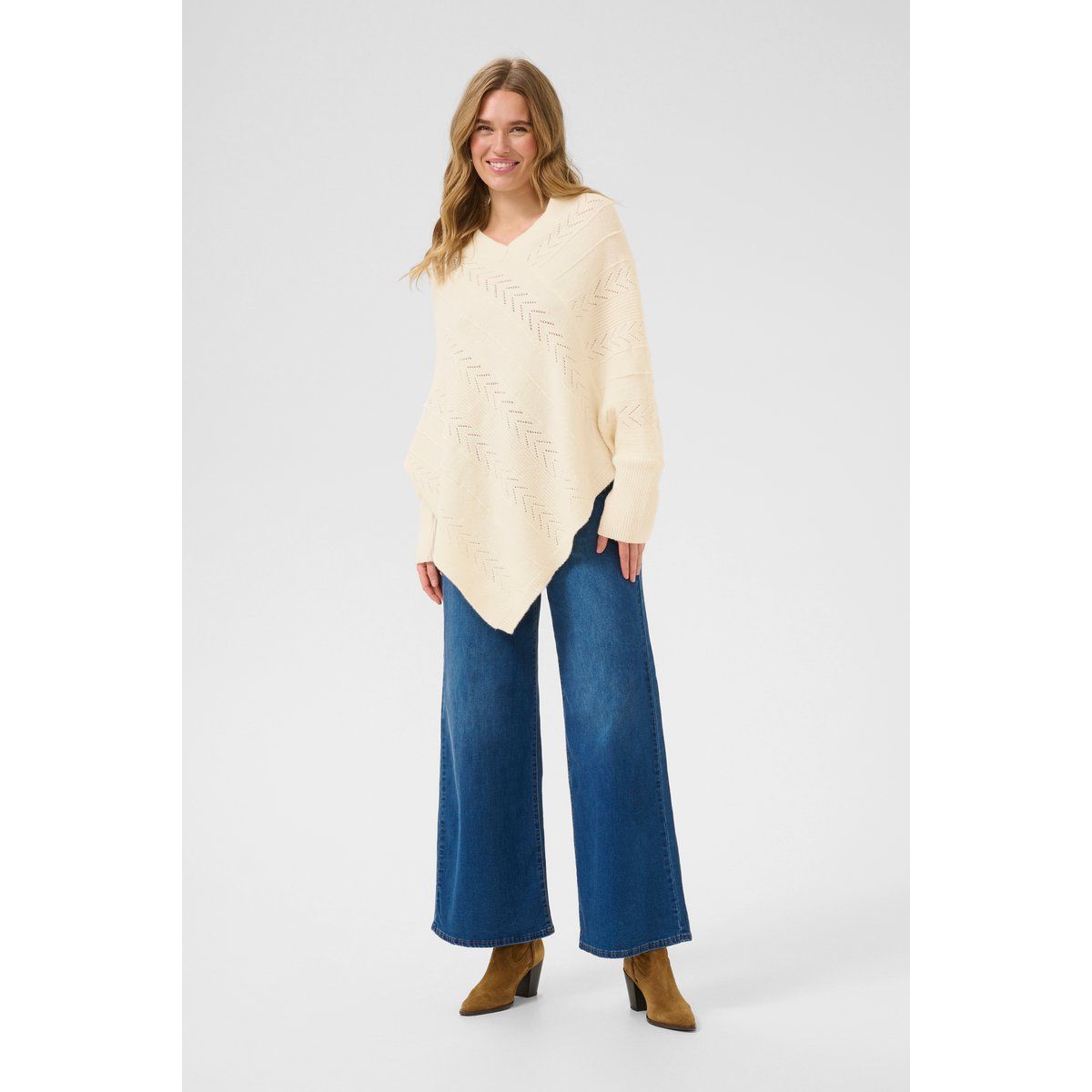 Asymmetrischer Strickponcho in Cremeweiß