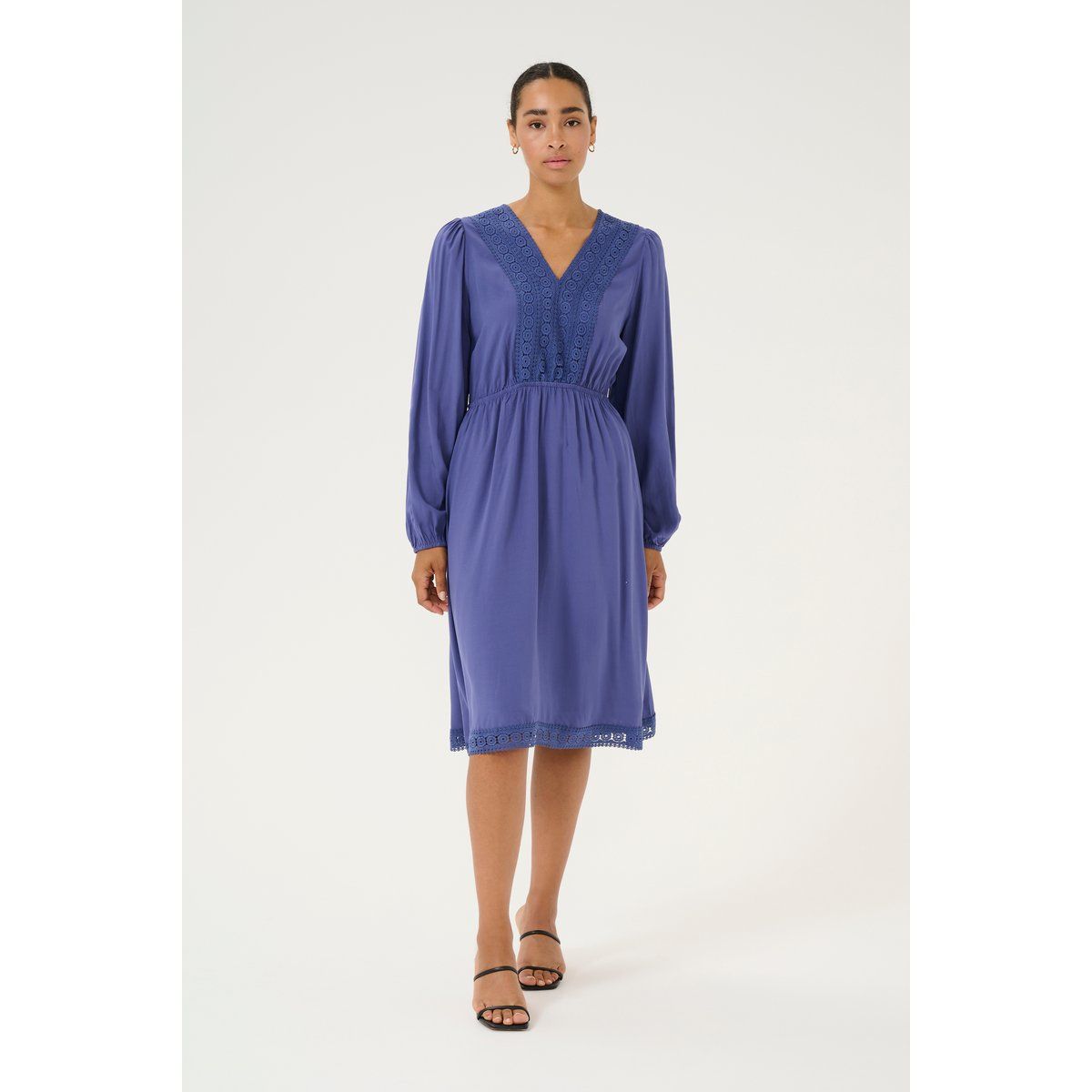 Blaues Kleid mit Spitzenbesatz und langen Ärmeln