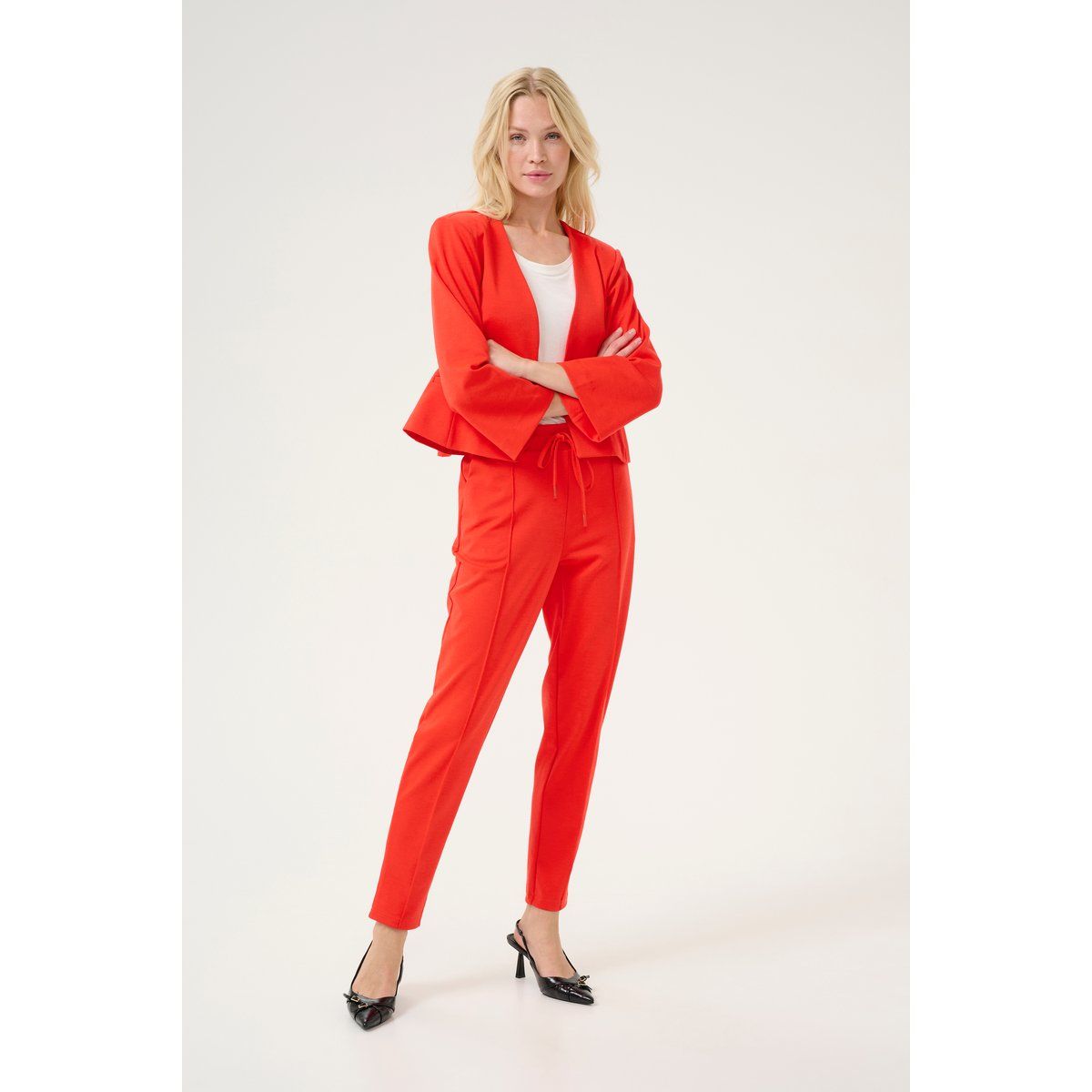 Moderner, kurzer Blazer in Rot