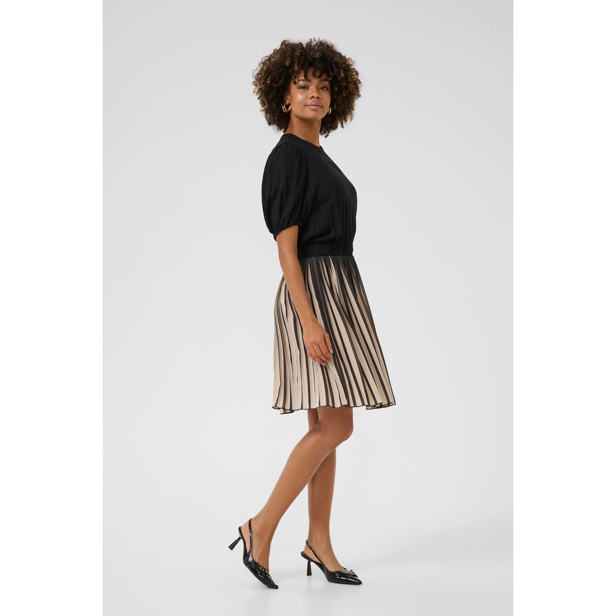 Jersey-Kleid im entspannten Schnitt black