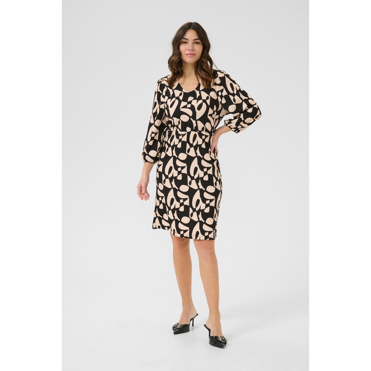 Knielanges Kleid mit geometrischem Muster