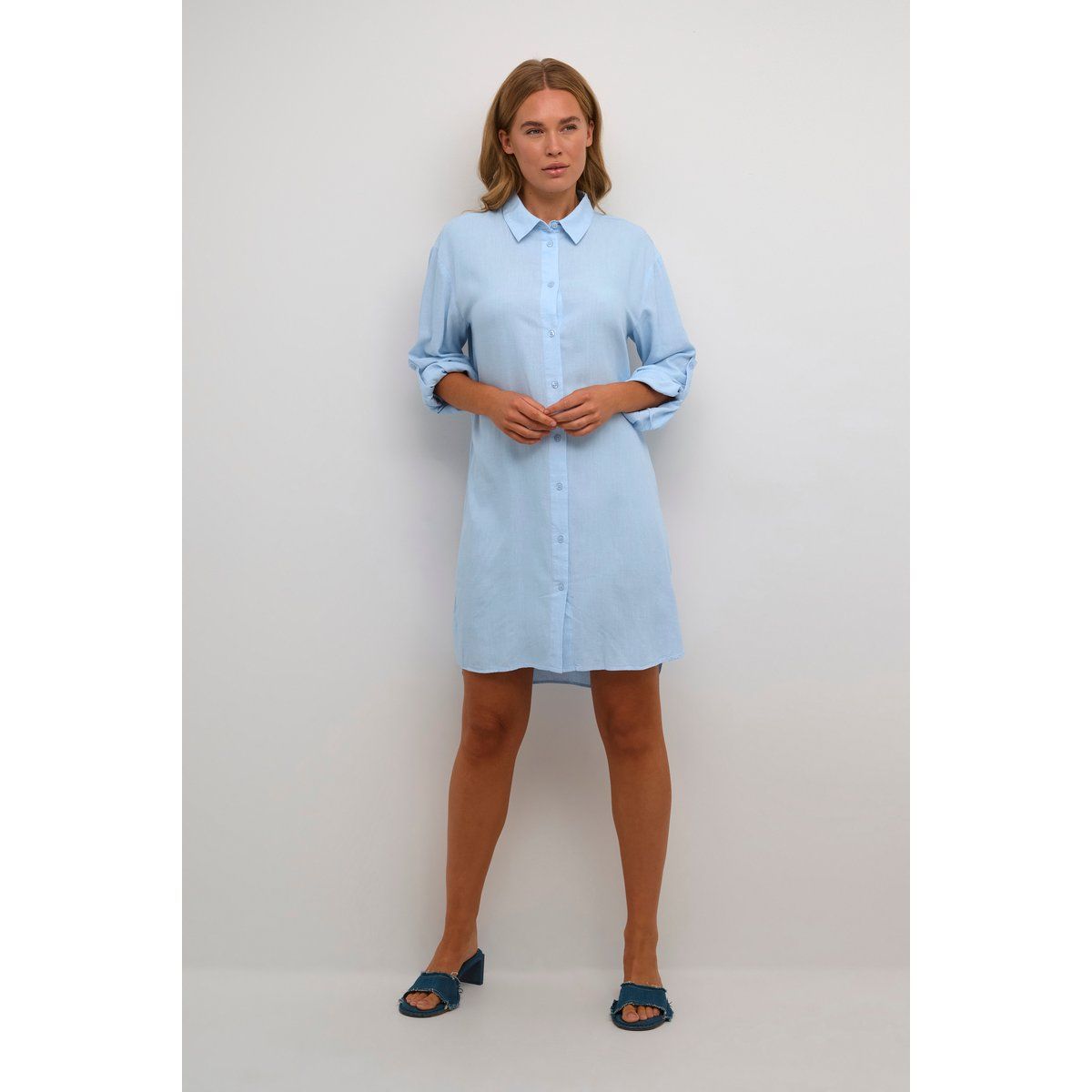 Weites hellblaues Hemdkleid