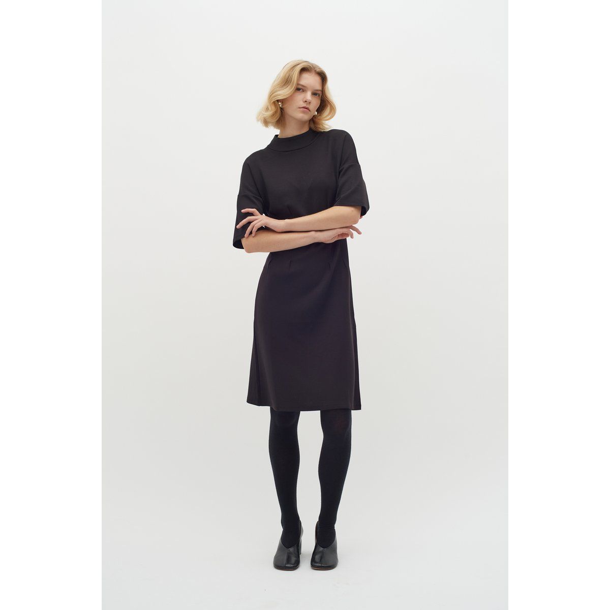 Minimalistisches T-Shirt-Kleid mit Stehkragen