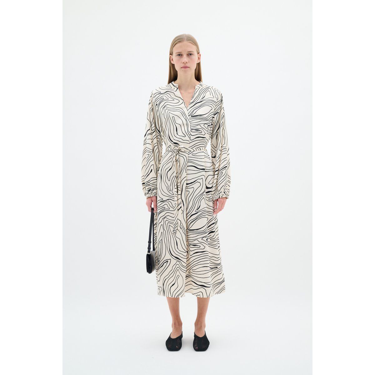 Midi-Kleid mit abstraktem Druck und langen Ärmeln