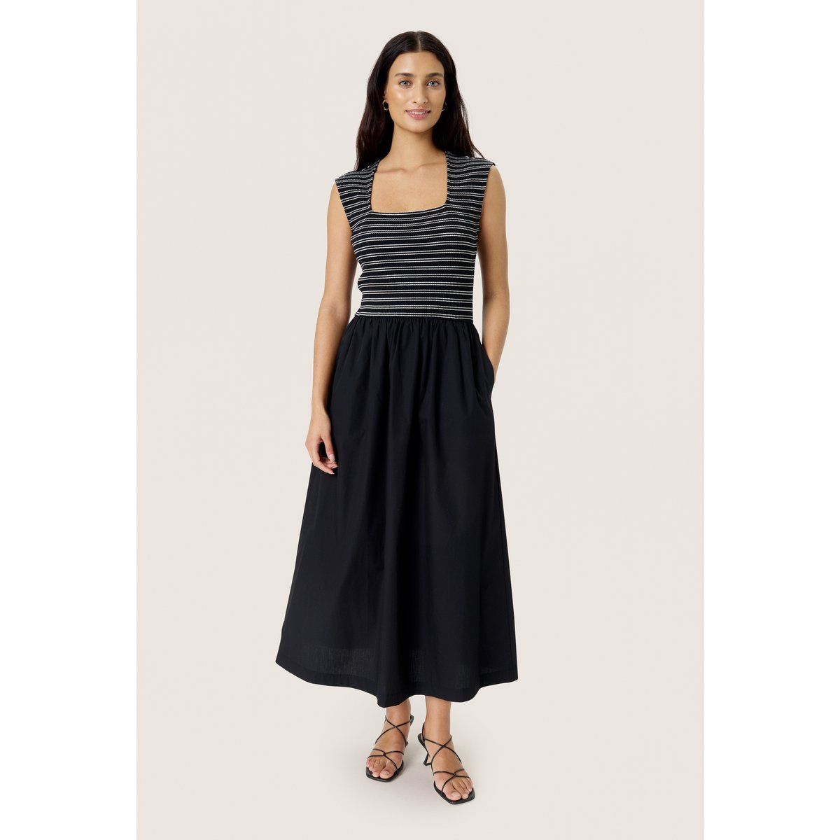 Gestreiftes Jersey-Top, schwarzes Midikleid