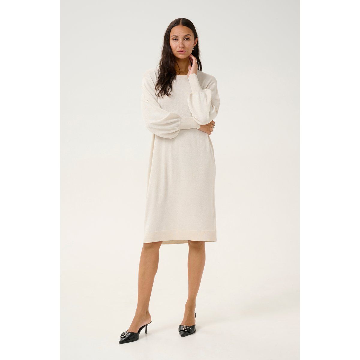 Knielanges Strickkleid mit Ballonärmeln