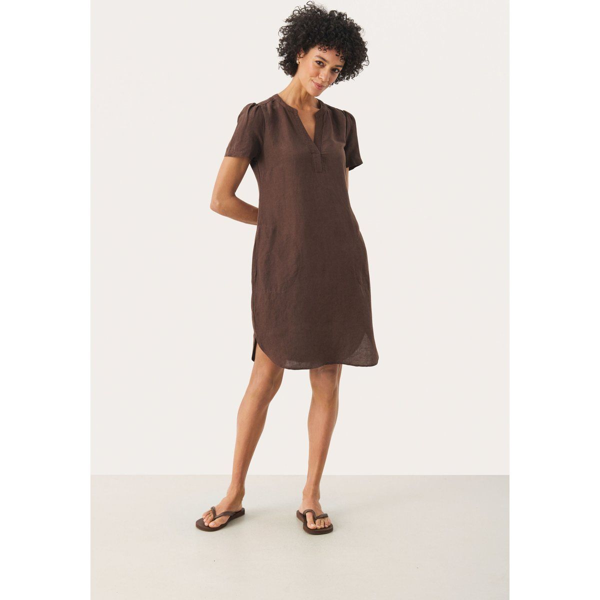 Gerades Kleid aus braunem Leinenmischgewebe