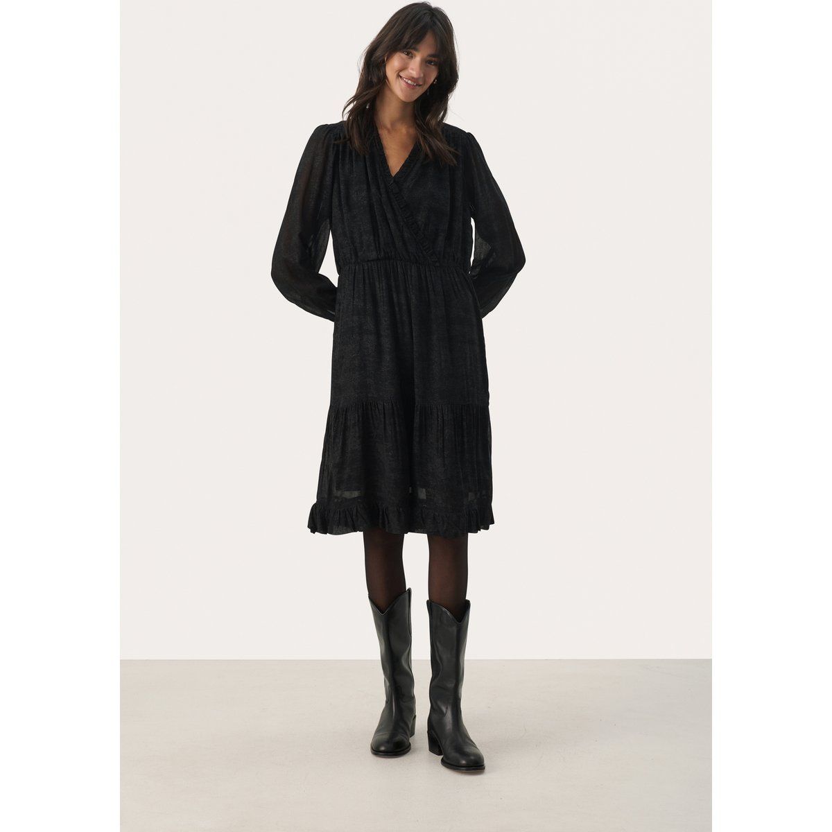 Schwarzes, Langärmliges Midi-Kleid mit Stufen