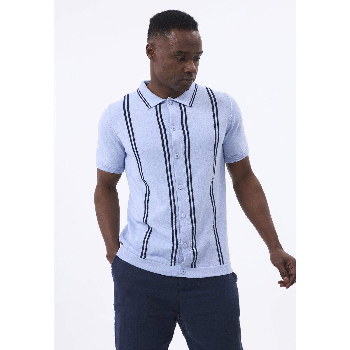 Gestreiftes, gestricktes Poloshirt mit Knopfleiste