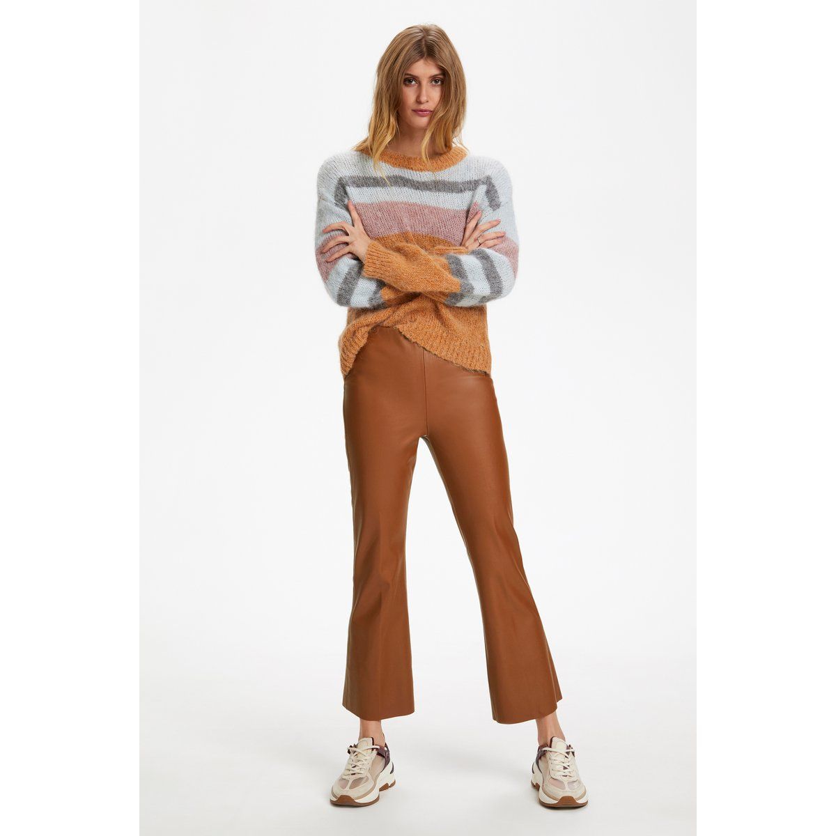 Ausgestellte Cropped-Hose aus Kunstleder