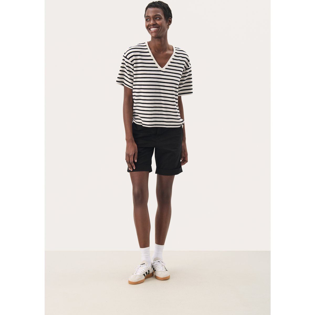 Gestreiftes T-Shirt mit V-Ausschnitt, lockere Passform