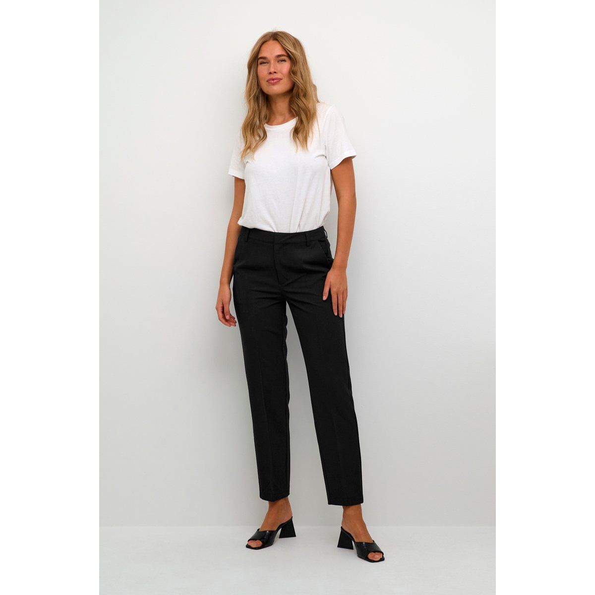 Klassische, hoch taillierte Hose mit geradem Bein