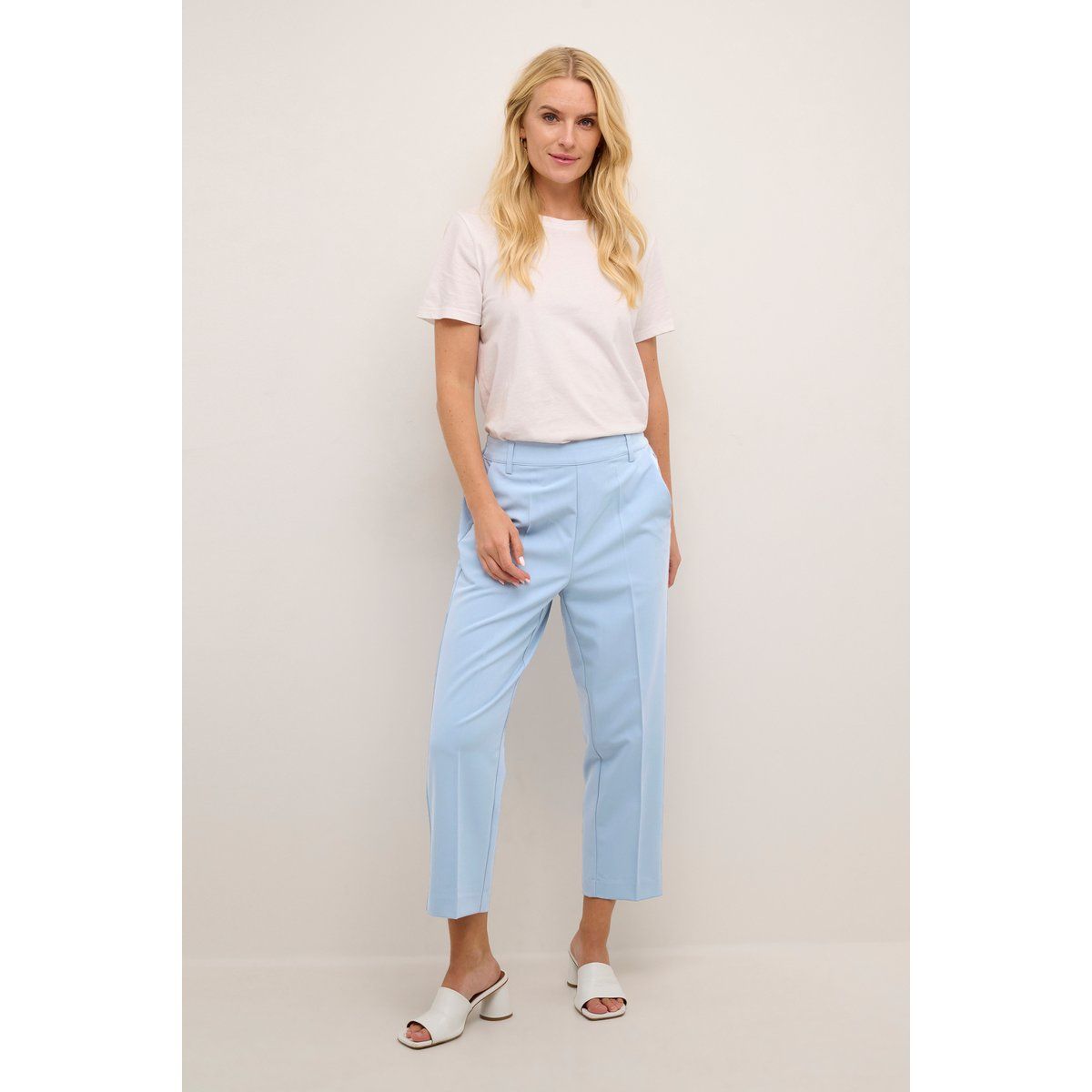 Hoch taillierte, verkürzte, hellblaue Hose