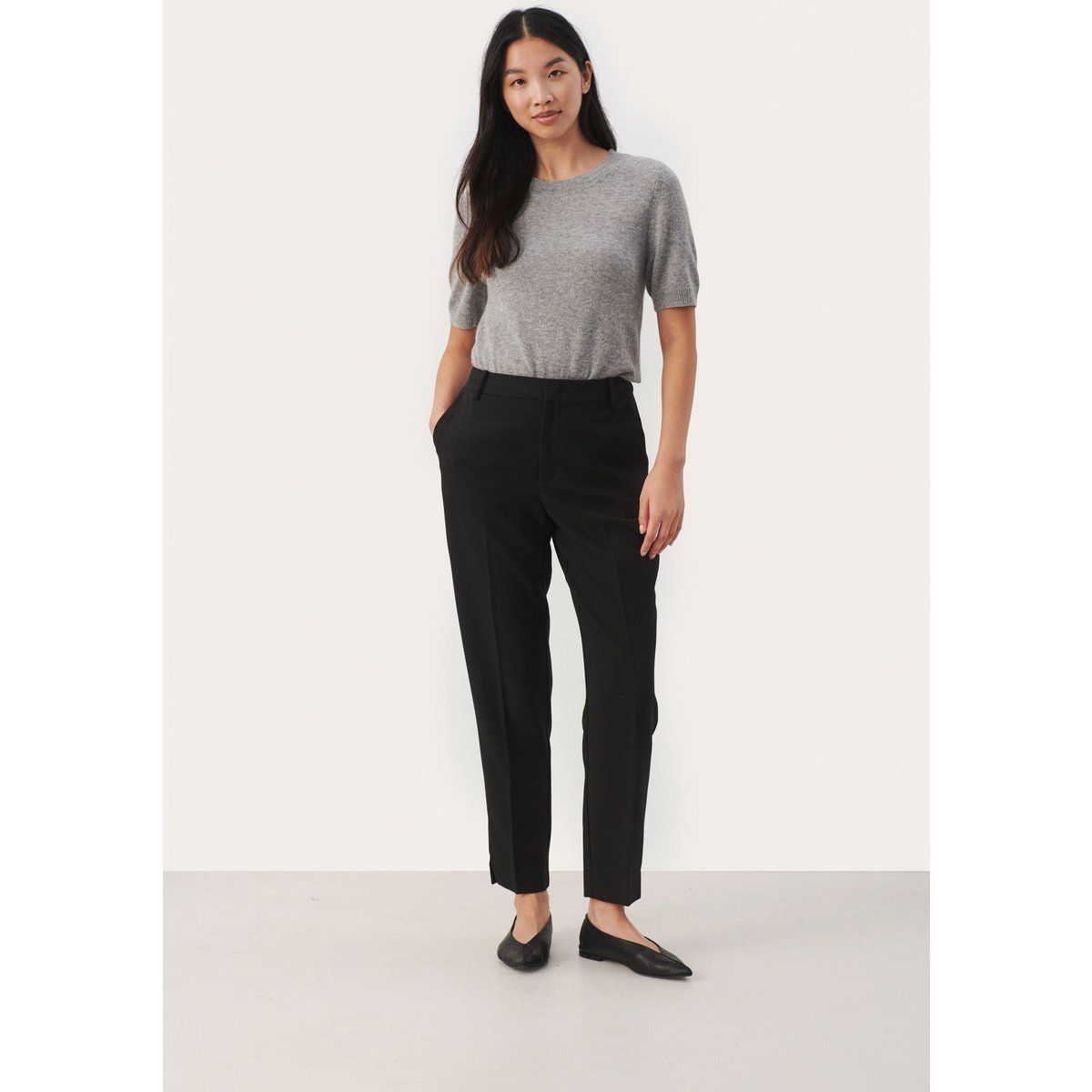 Klassisch geschnittene, knöchellange, schmal zulaufende Hose