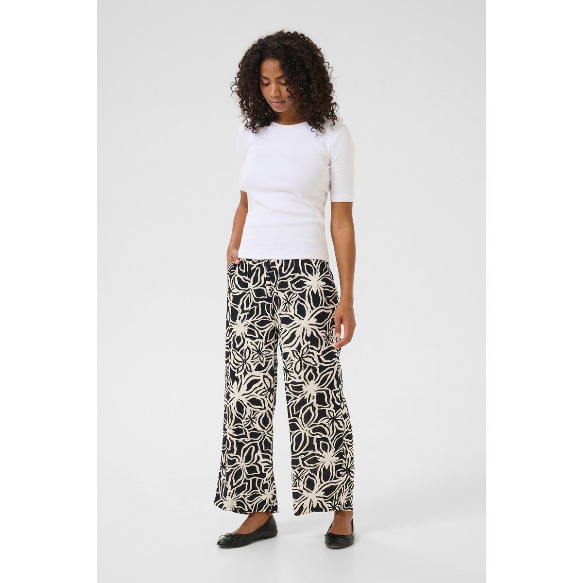 Casual Hose Loose fit Black / Light Beige Flower black
