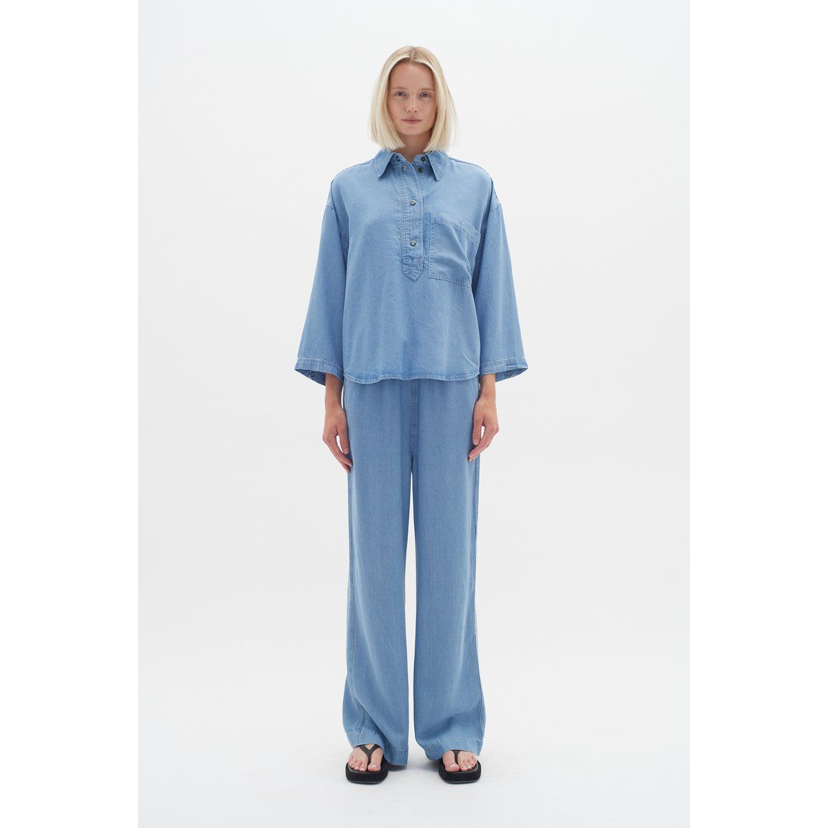 Hellblaue, locker sitzende Lyocell-Hose