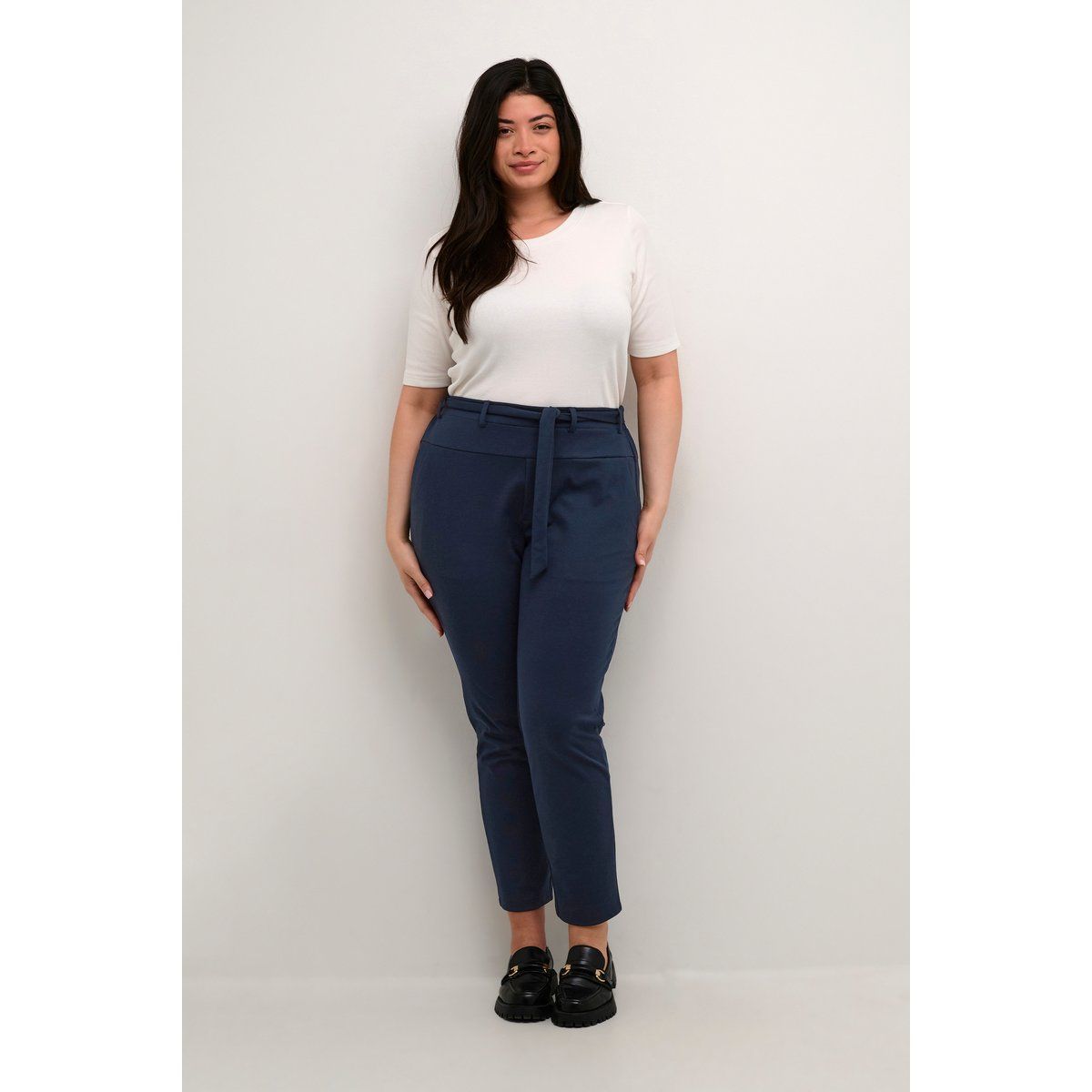 Marineblaue, schmal zulaufende Stretchhose