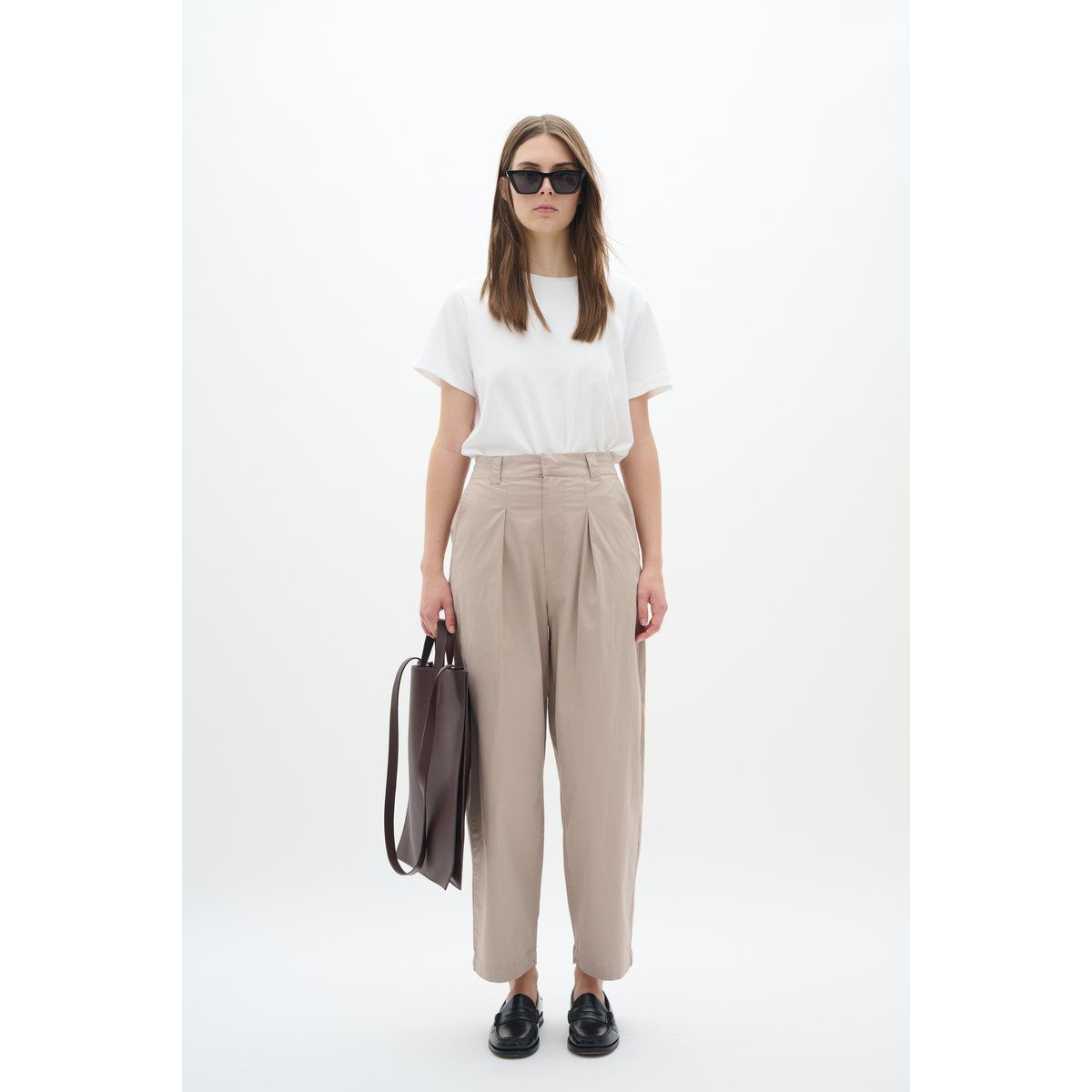 Hochtaillierte Bundfaltenhose mit weitem Bein