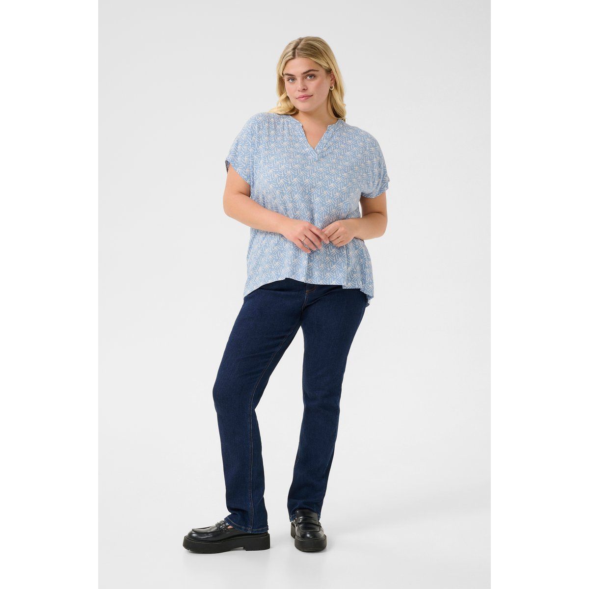 Kurzärmelige Bluse mit blauem Muster