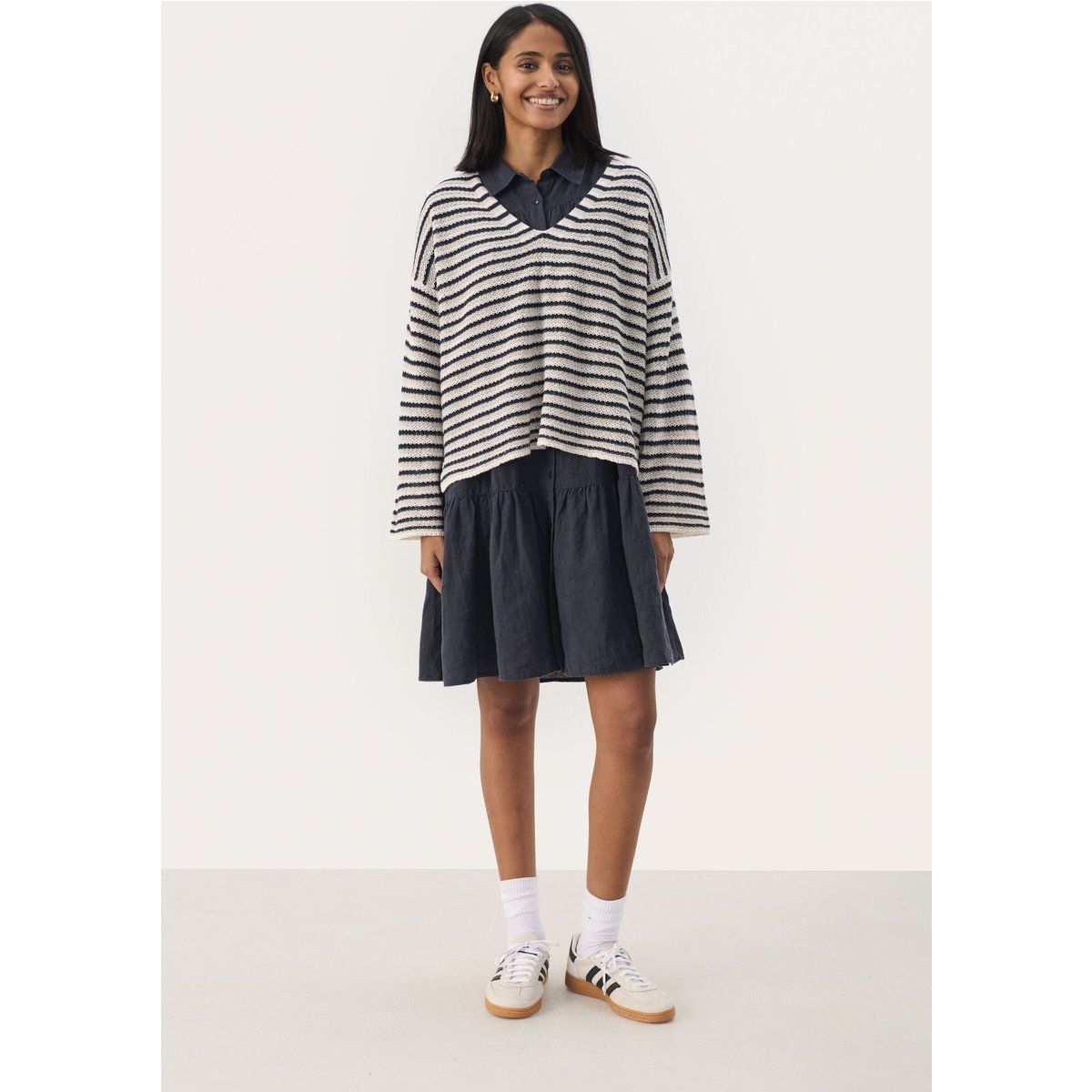 Gestreifter Strickpullover mit V-Ausschnitt