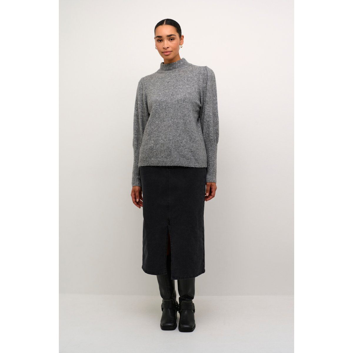 Grauer Langarmpullover mit Stehkragen