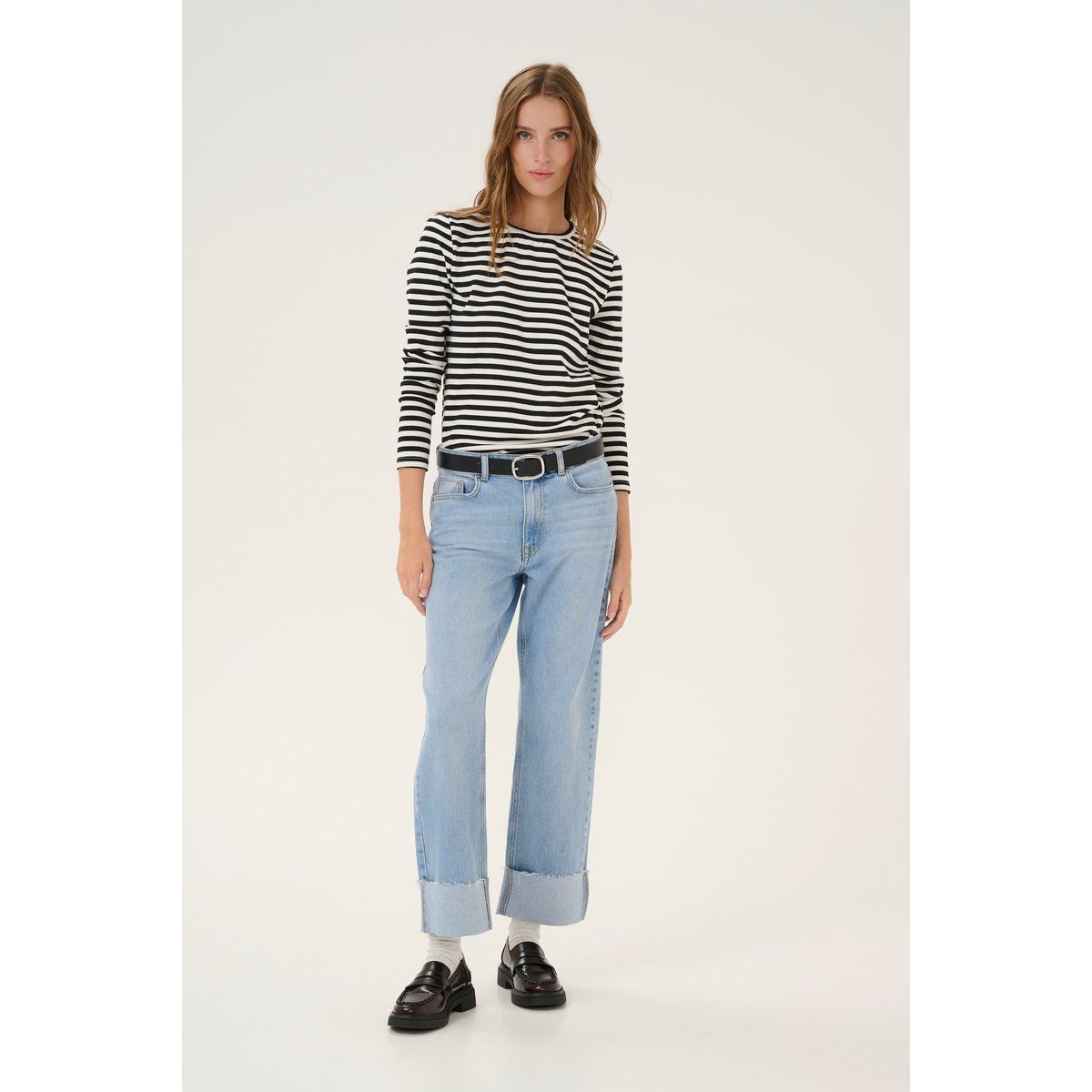 Hell gewaschene Jeans mit entspannter Passform