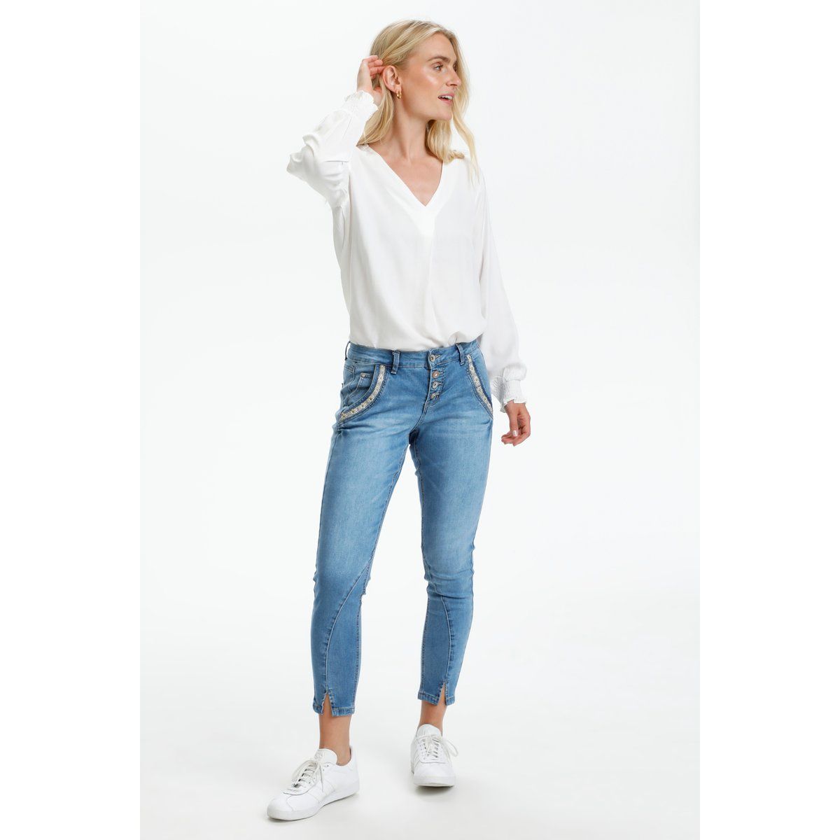 Hellblaue Jeans mit gebogener Passform