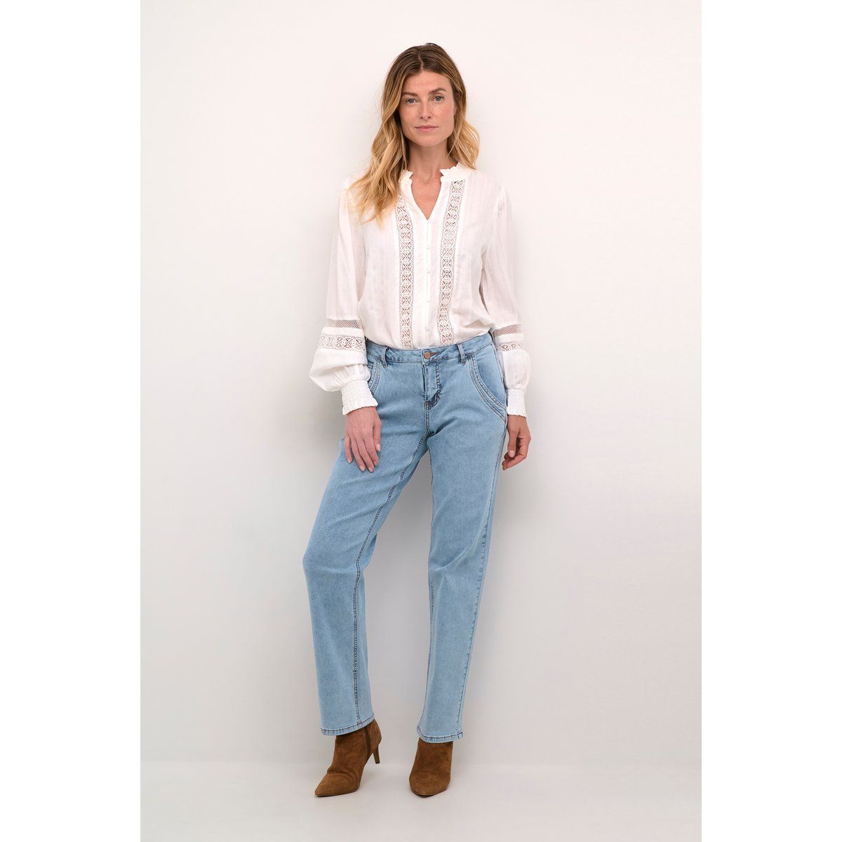 Hellblaue Jeans mit gebogener Passform