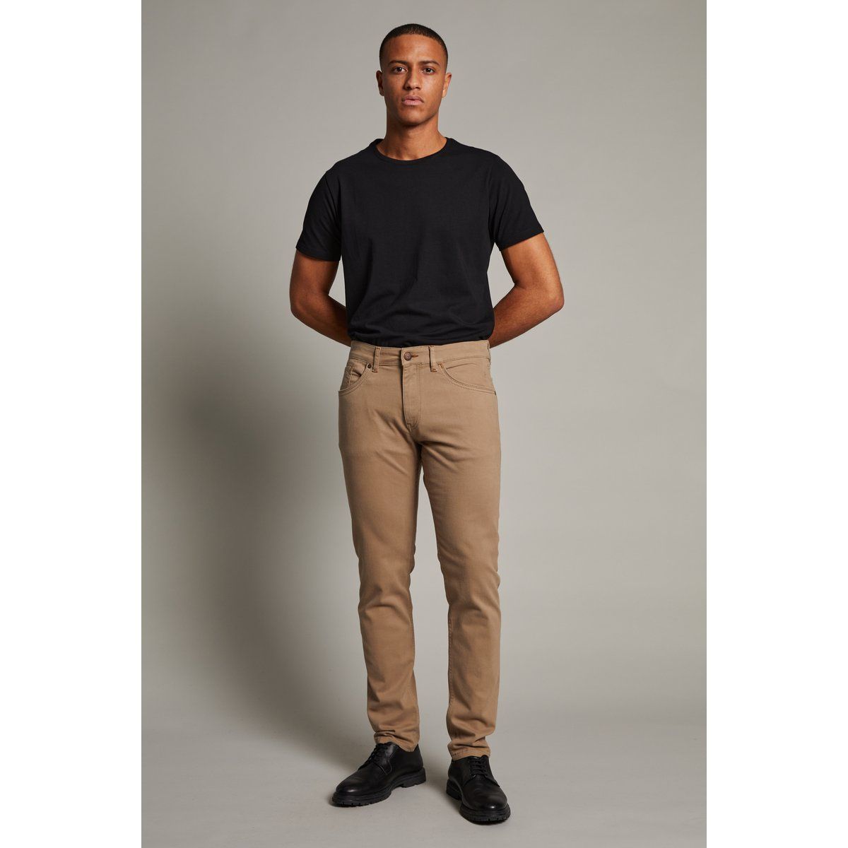 Khaki Jeans mit geradem Bein