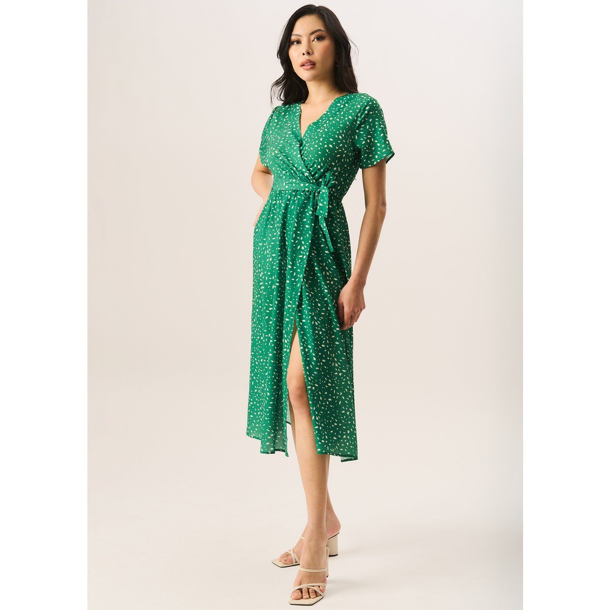 Grünes Wickel-Midikleid mit Tiermuster