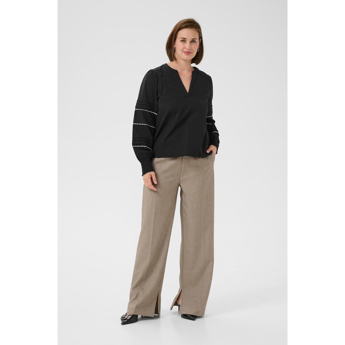 Langärmelige verzierte schwarze Bluse