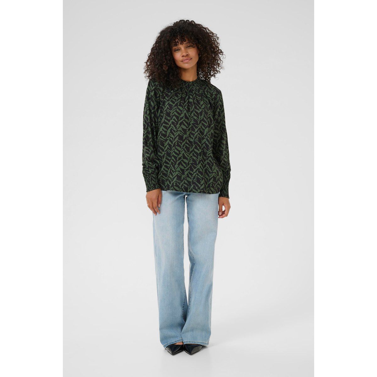 Hochgeschlossene Bluse mit abstraktem Muster