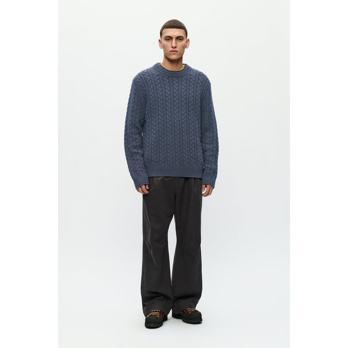 Blauer Zopfmuster-Rundhals-Wollpullover