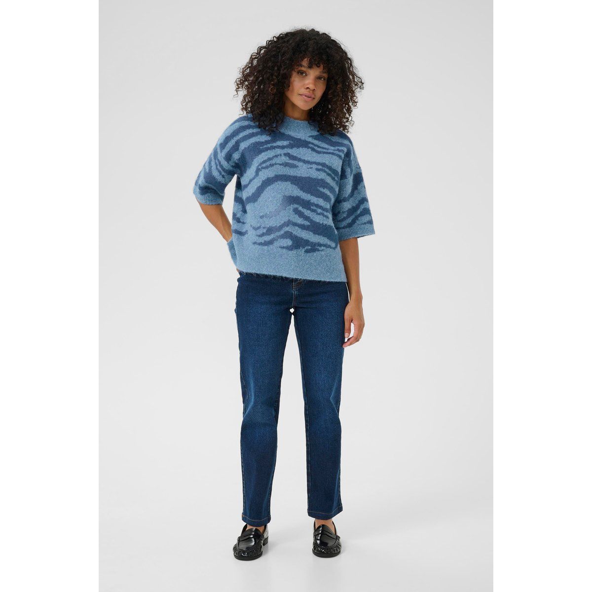 Blauer Strickpullover mit Zebraprint