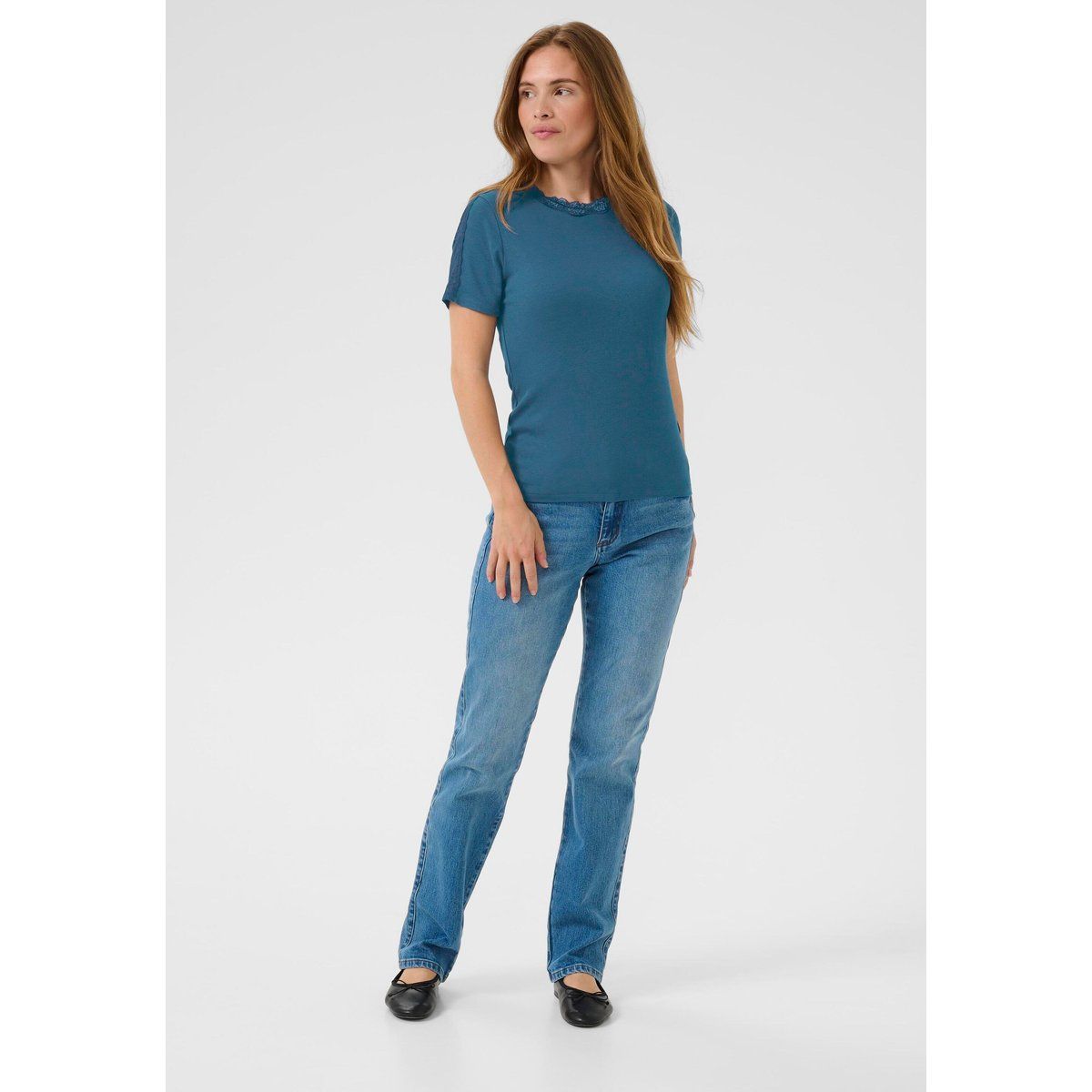 Blaues, figurbetontes T-Shirt mit Spitzensaum
