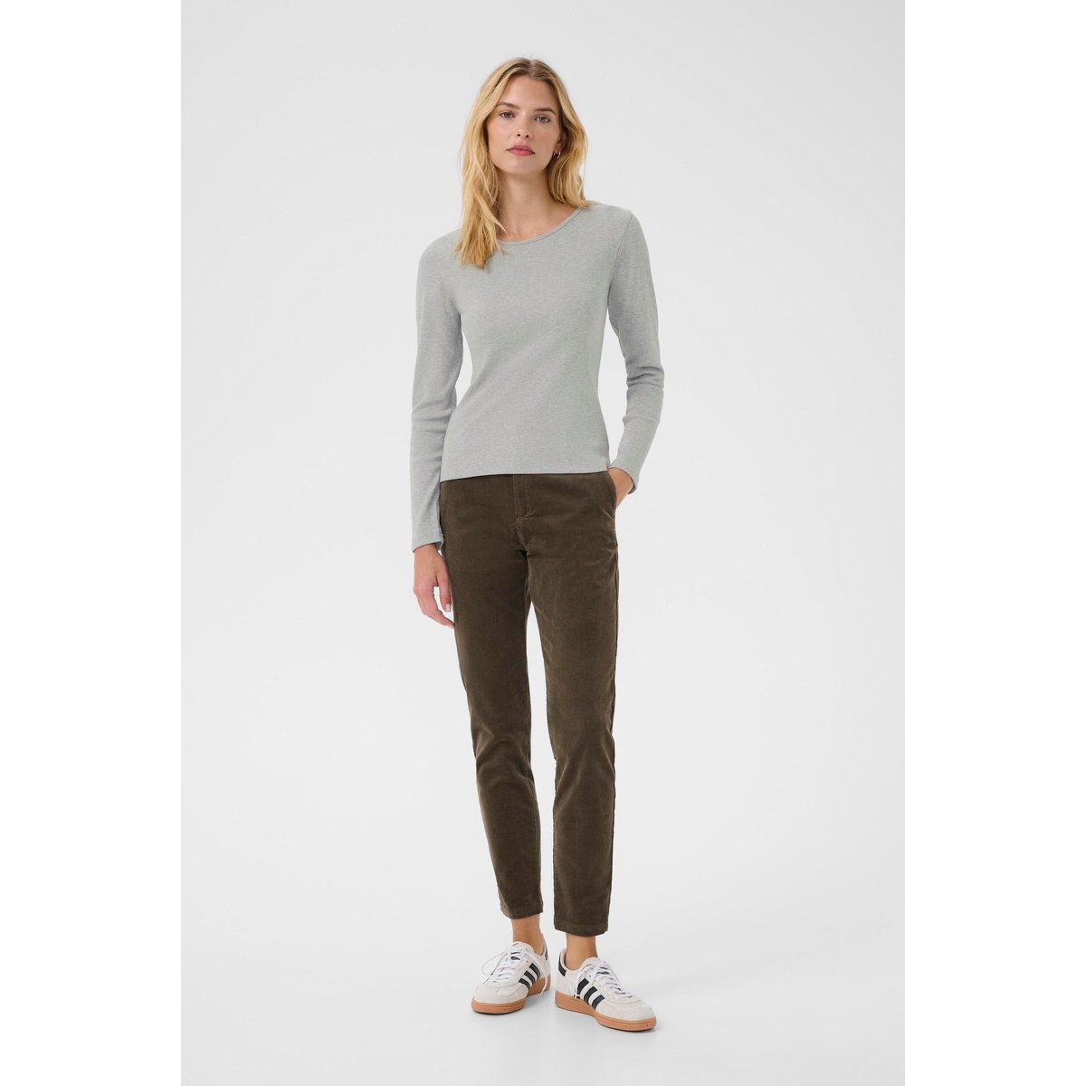 Klassisches, figurbetontes Langarmshirt