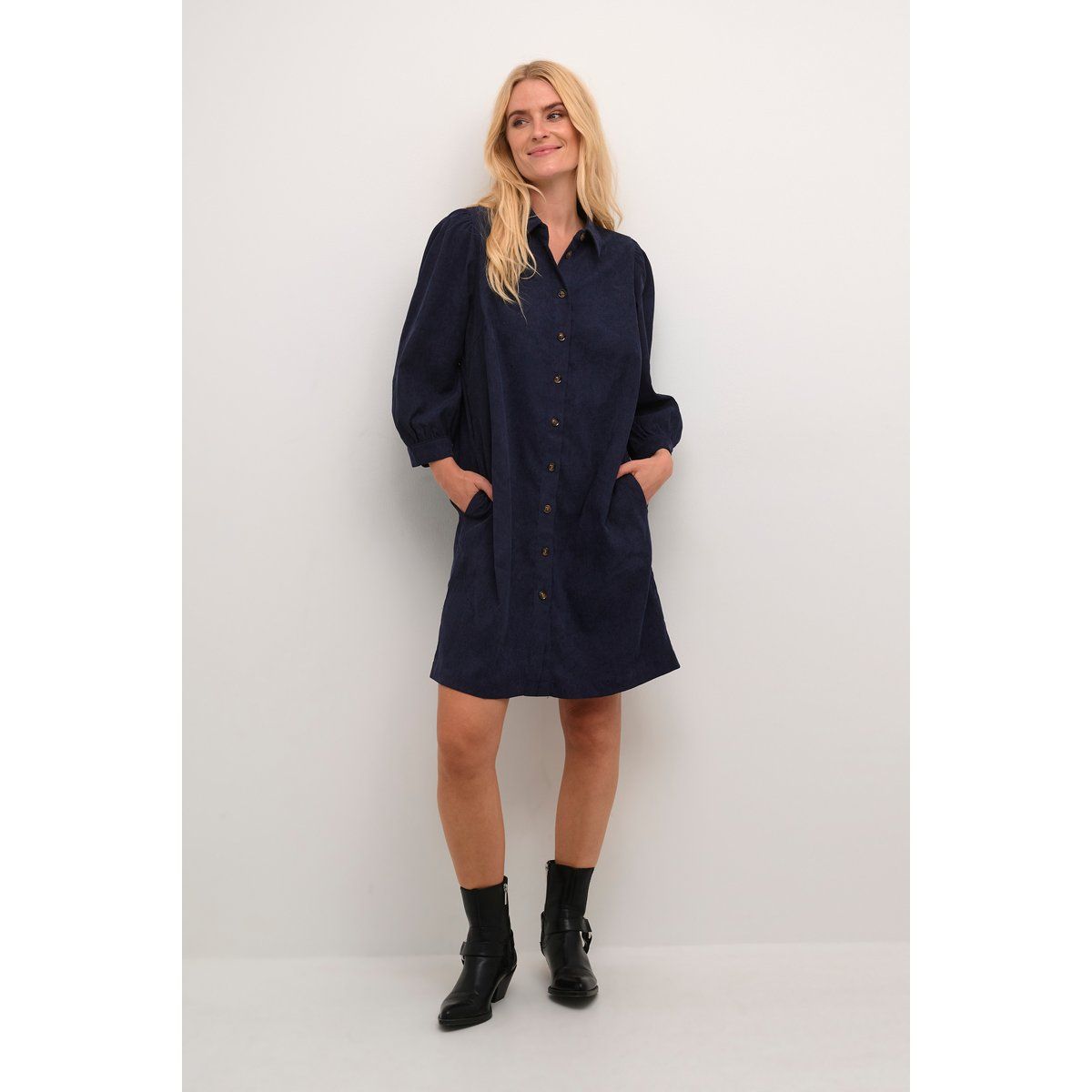 Marineblaues Cordhemdkleid mit Taschen