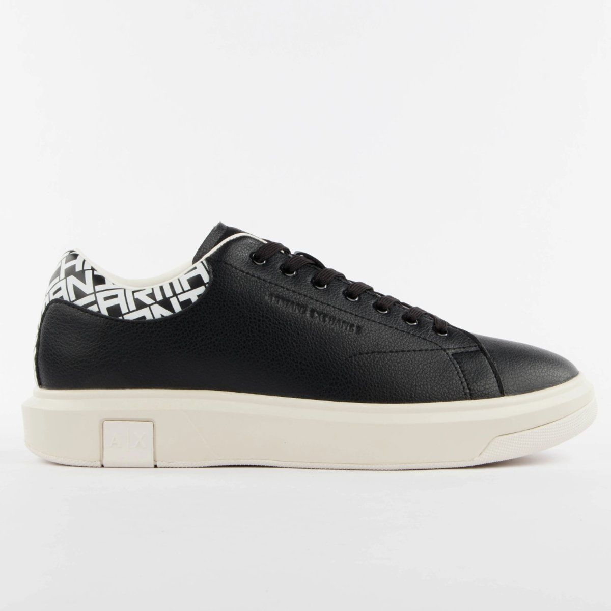Sneakers im urbanen Lederlook