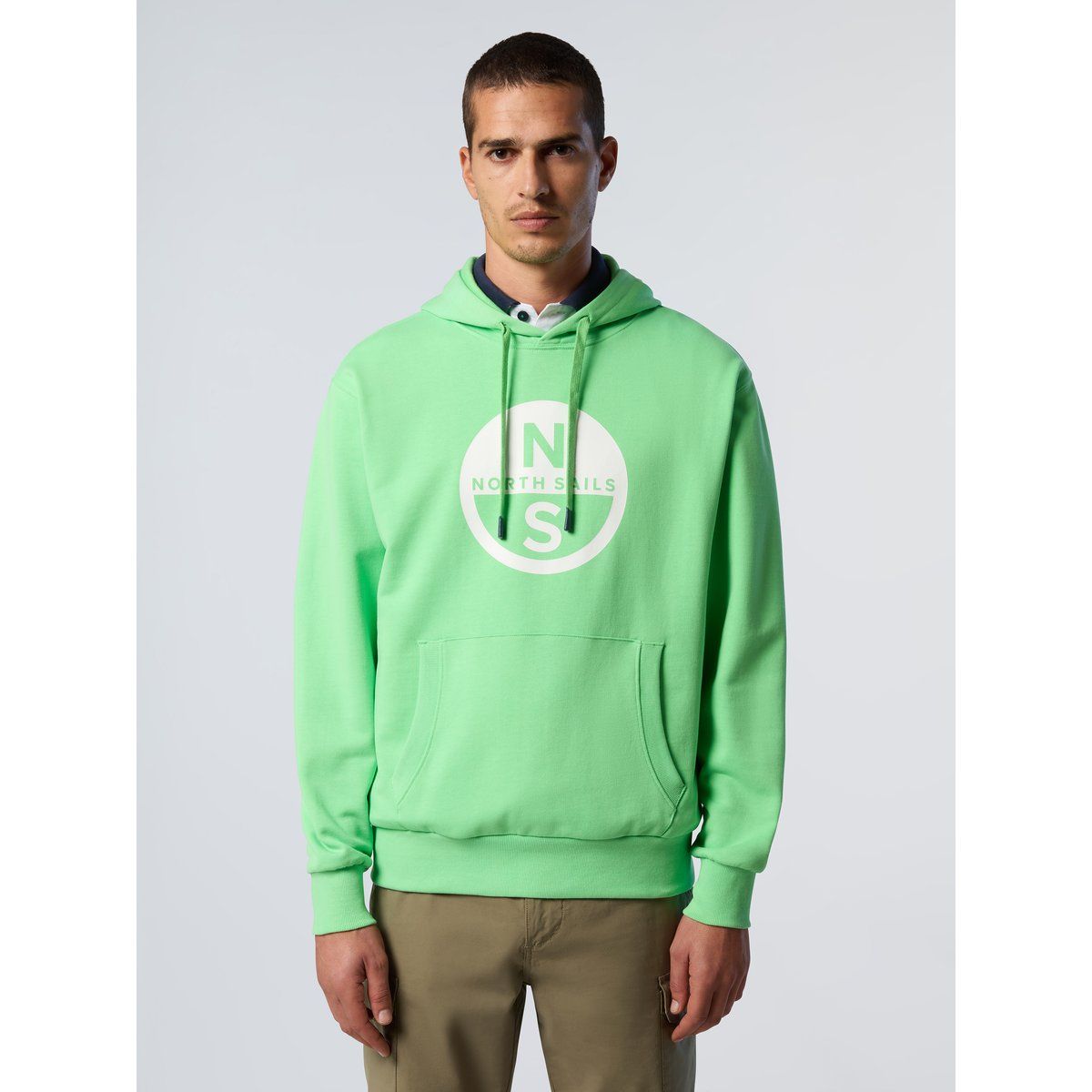 Grüner Kapuzenpullover mit Bio-Baumwoll-Logo