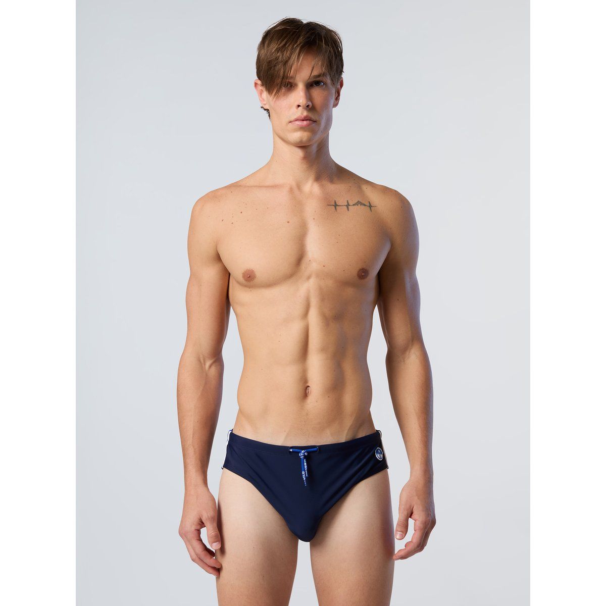 Stromlinienförmige Badehose mit Seitenstreifen