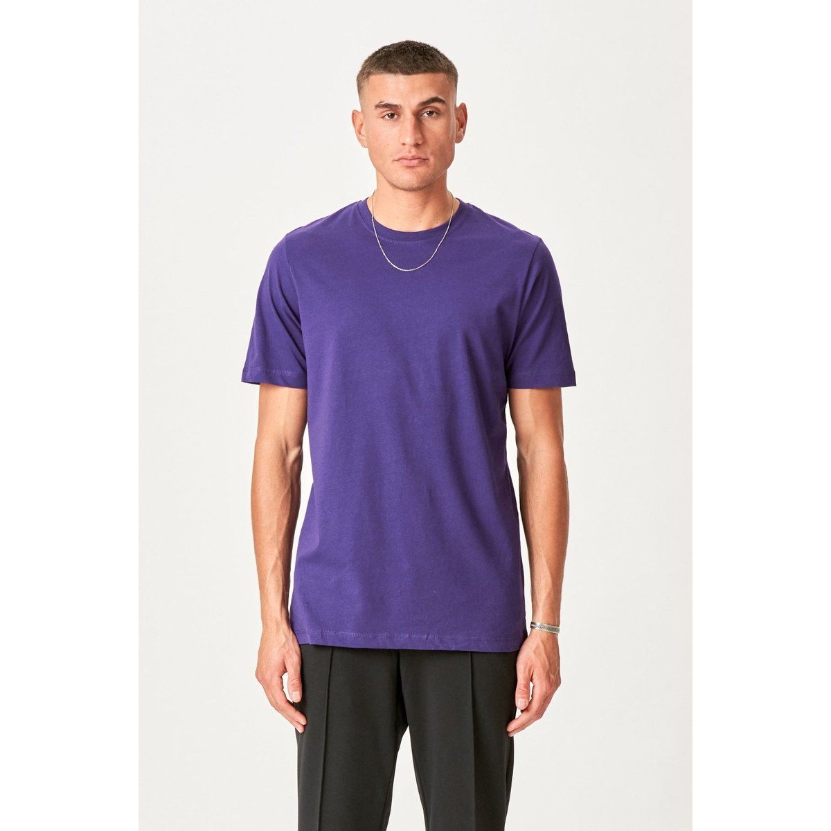 Klassisches, einfarbiges, lila T-Shirt