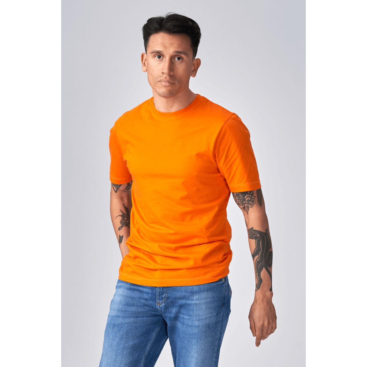 Klassisches orangefarbenes Baumwoll-Basic-T-Shirt