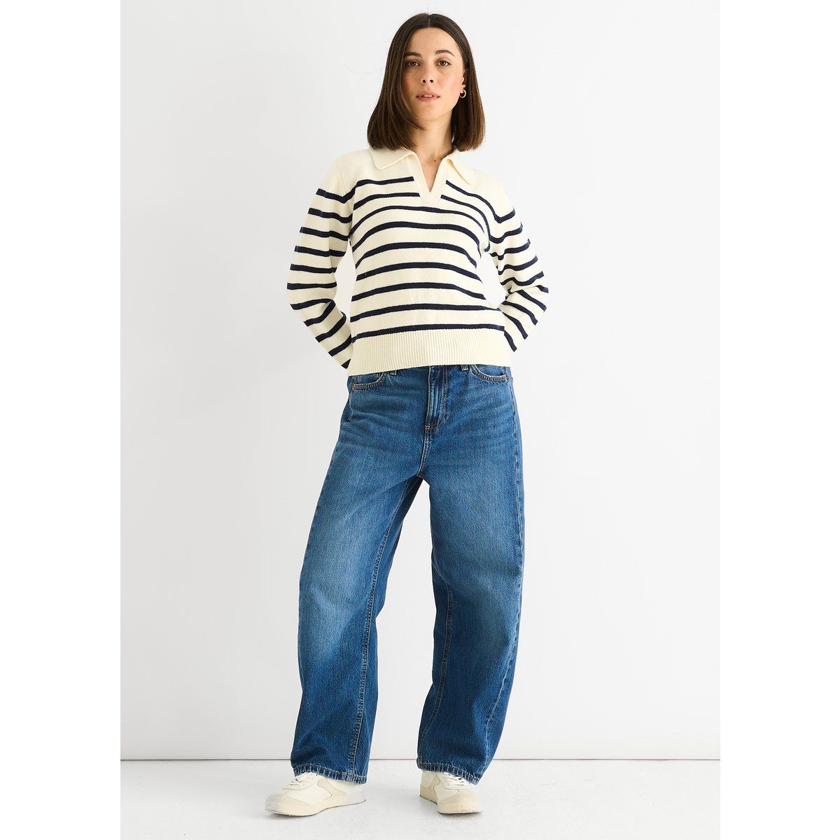 Cremefarbener gestreifter Strickpullover mit V-Ausschnitt