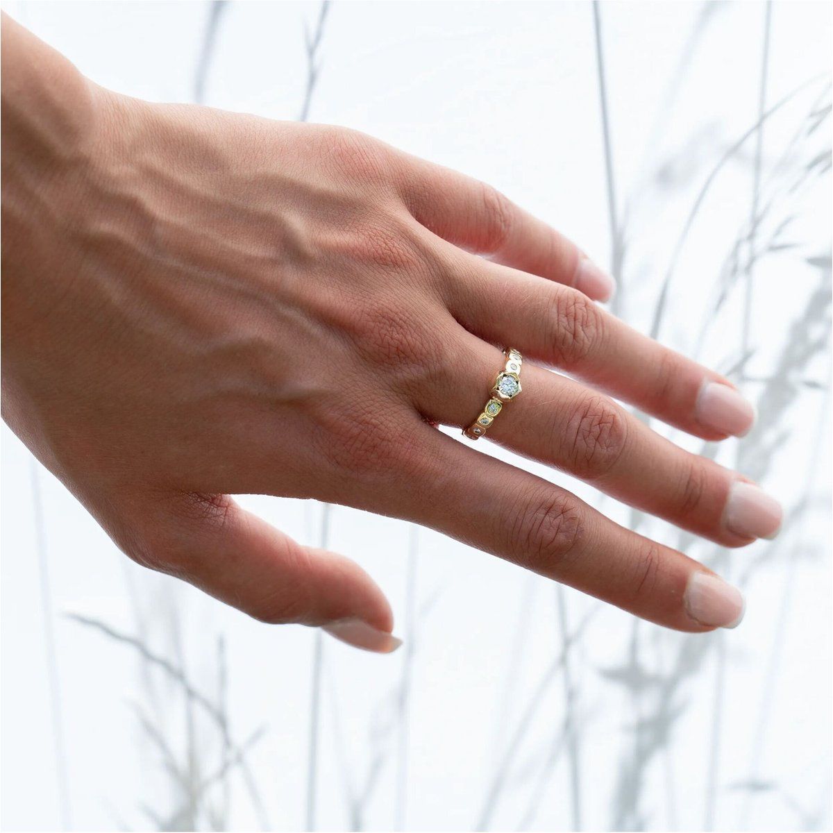 Zarter Blumen-Goldring mit Diamanten