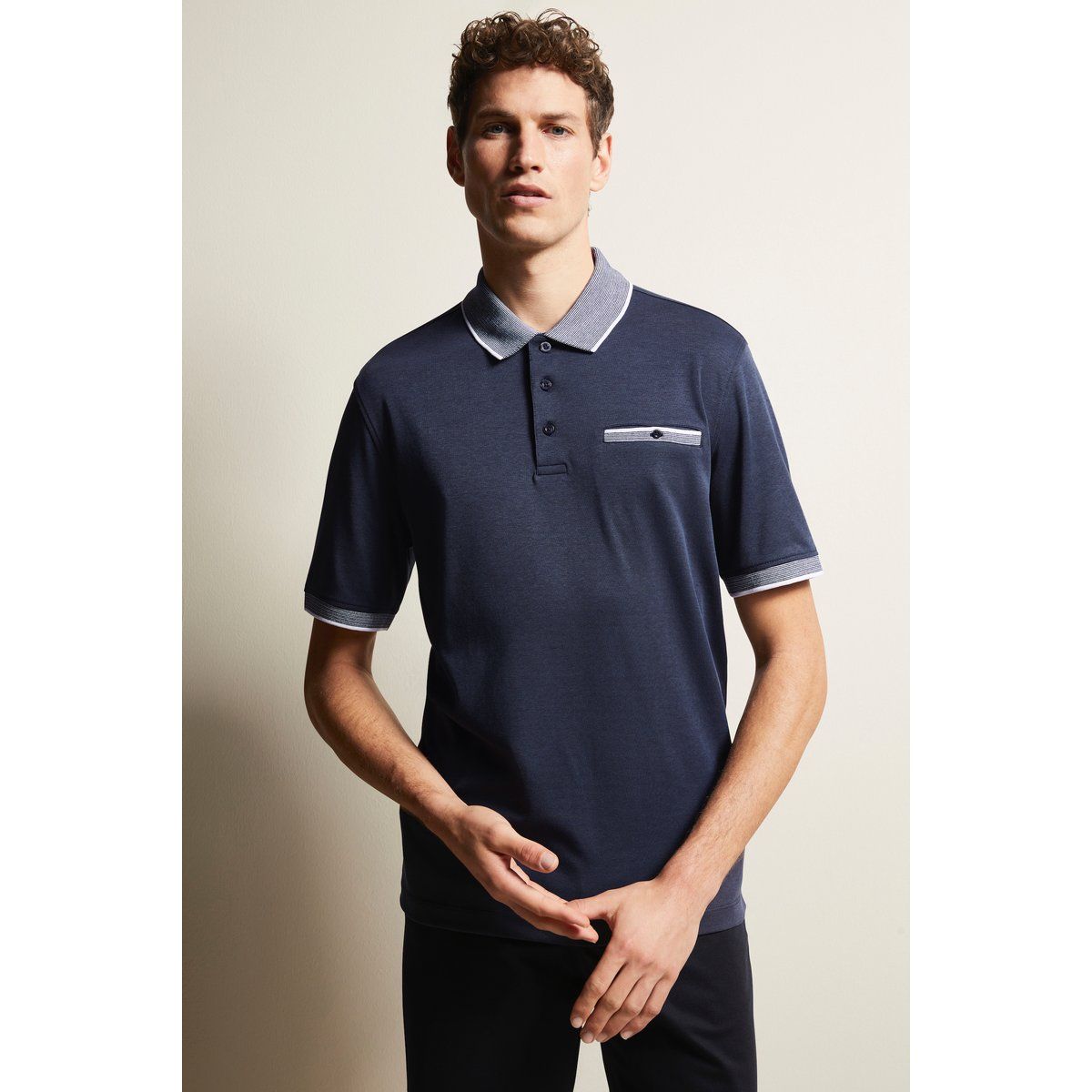 Modernes Poloshirt mit Kontrastbesatz
