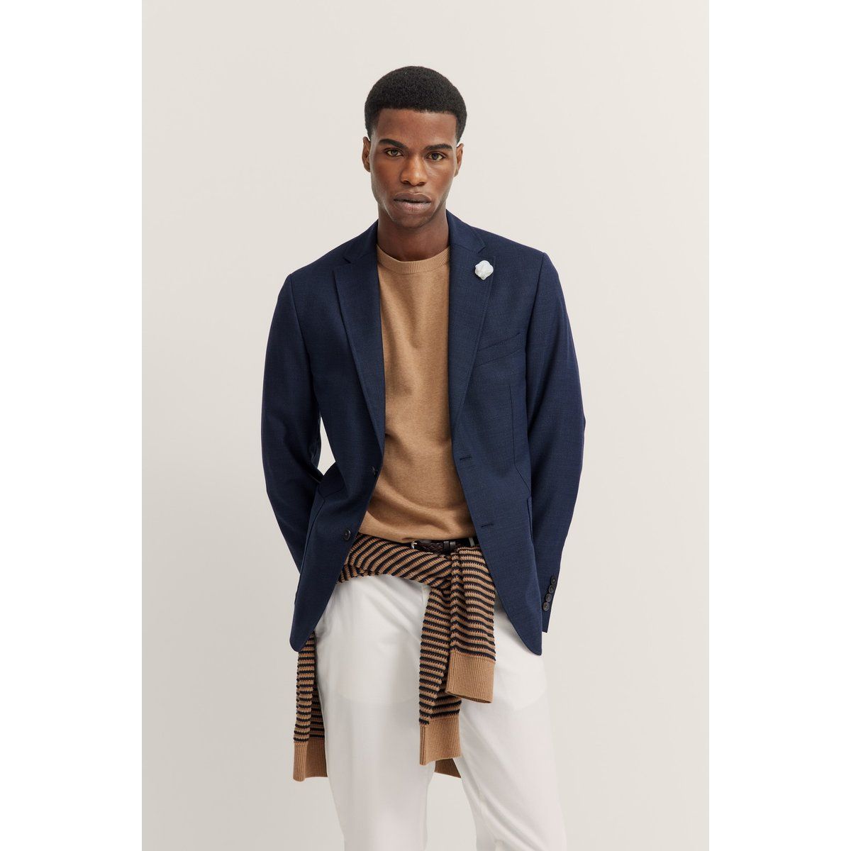 Elegantes Wollsakko mit floralem Anstecker