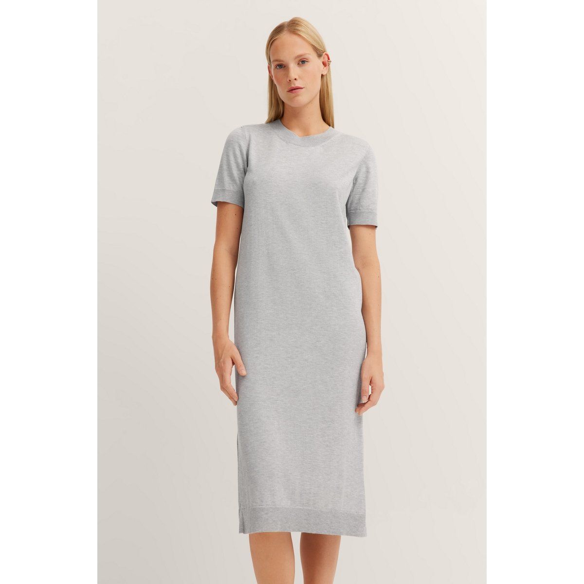 Elegantes Strick-Midikleid mit Schlitzen