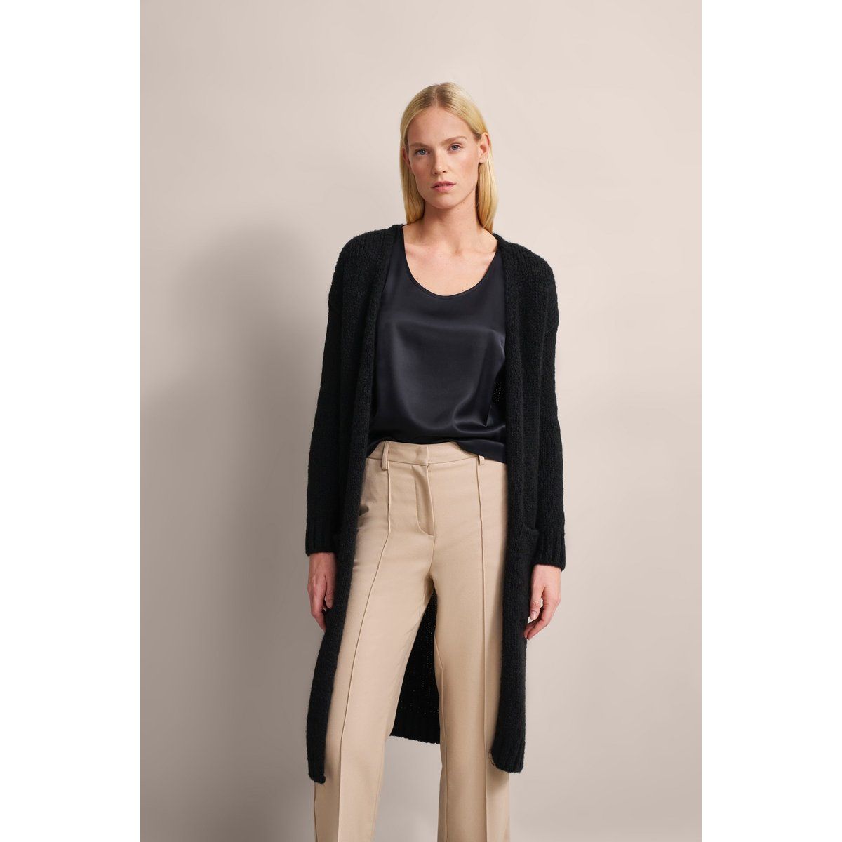 Lange Strickjacke mit Rippbündchen