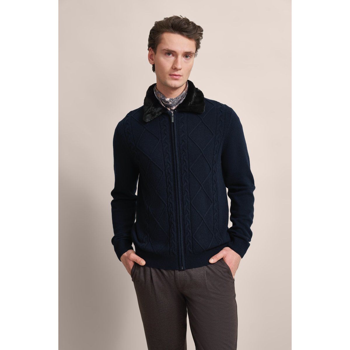 Strickjacke mit Strukturmuster und Kunstfellkragen
