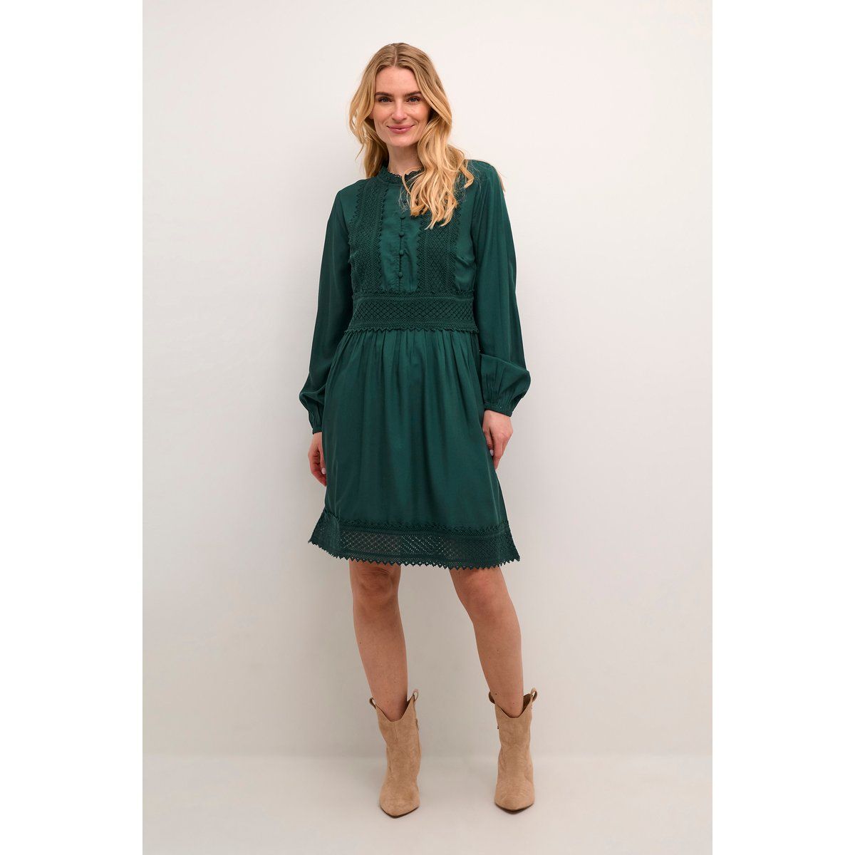 Feminines Minikleid mit Spitzenbesatz